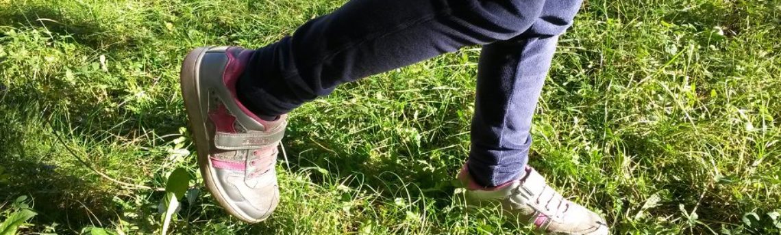 Scarpe da ginnastica bagnate e puzzolenti