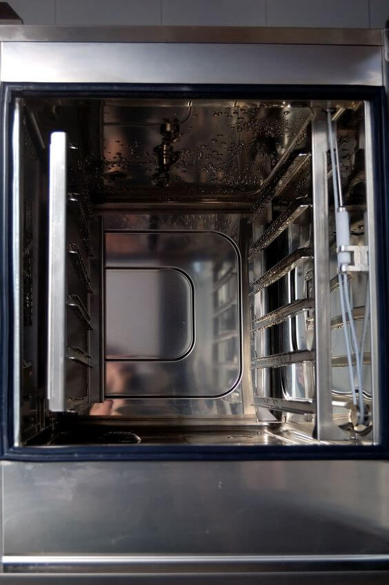 Come lavare il forno professionale senza irritarsi viso e mani -