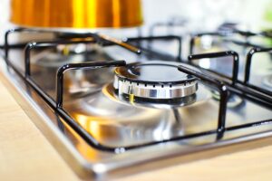 come pulire fornelli e le superfici cucina